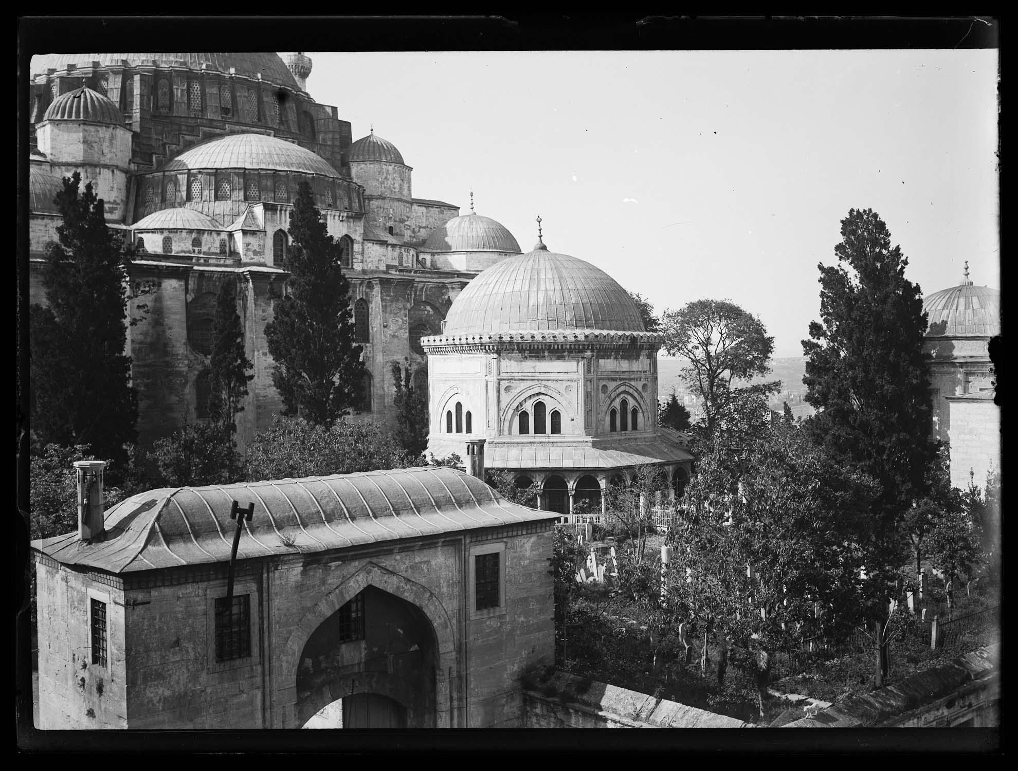 Türbe (mausolée) de Soliman dans la cour arrière (est) de la mosquée, avec celui de Roxelane à droite